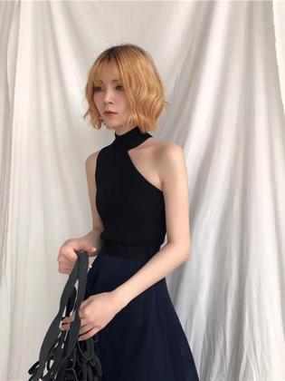 Imagem de Suéter Feminino de Malha com Ombro de Fora - Sem Mangas, Gola Alta, Preto, Branco e Bege