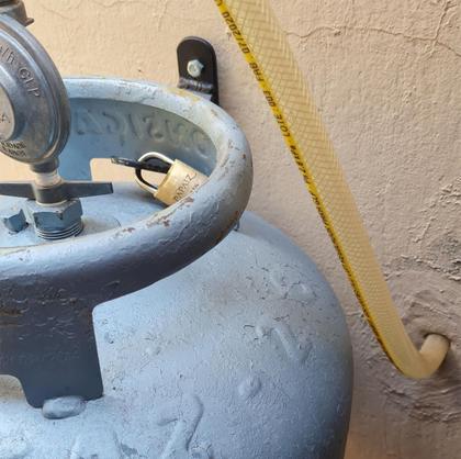 Imagem de Suporte De Bojao de Gas Parede Vertical Para Botijão De Gás Anti Furto