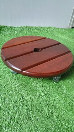 Imagem de Suporte de madeira redondo para vasos de plantas - botijão - galão de água