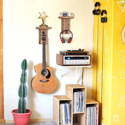 Imagem de Suporte de Parede para Guitarra Keebofly - com 2 Porta-Palhetas de Madeira