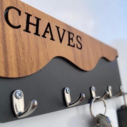 Imagem de Suporte para Chaves em MDF: Organização Sofisticada e Prática com Toque de Madeira Carvalho