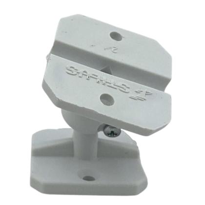 Detalhe da canaleta traseira para organização de fios.