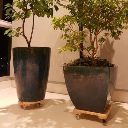 Imagem de Suporte para vaso 20cm quadrado em madeira tratada roda cirstal Gold Plant