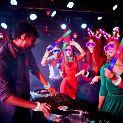 Imagem de Suprimentos de festa SHQDD Glow in the Dark com 260 unidades para crianças/adultos