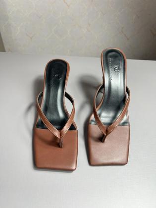 Imagem de Tamanco flip flop quadrado salto baixo confortável