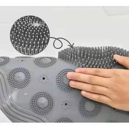 Imagem de Tapete Antiderrapante Massageador Limpeza dos Pés para Box no Banheiro Formato Redondo em Silicone Cerdas Macias Ideal Uso no Banho Ventosas Aderência