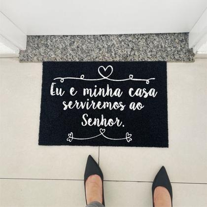 Imagem de Tapete Capacho Eu e Minha Casa Serviremos 60x40 - Ouro