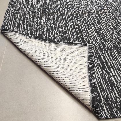 Imagem de Tapete para Quarto Retangular Preto e Branco 135x200cm Antiderrapante Poliéster Odessa