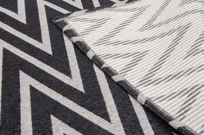 Imagem de Tapete Para Sala ou Quarto 2,50M x 1,32M Antiderrapante Chevron Zig Zag Preto e Cinza