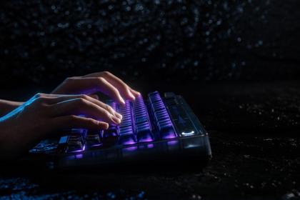 Imagem de Teclado 8BitDo Retro 87 Mechanical com interruptores Kailh RGB