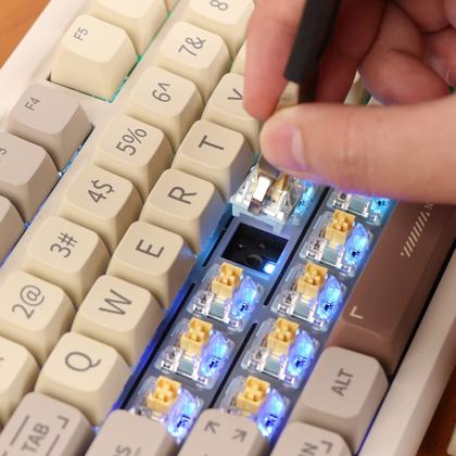 Imagem de Teclado mecânico EPOMAKER RT100 com tela BT5.0/2.4G/USB-C