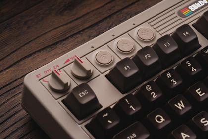 Imagem de Teclado Mecânico Retro 8BitDo Bluetooth/2.4G/USB-C - Modelo C64