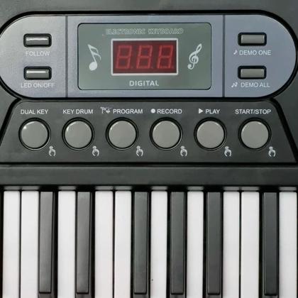 Imagem de Teclado Musical 61 Teclas 255 Ritmos E Timbres Com Display Led Bivolt Tc161 MK Spring
