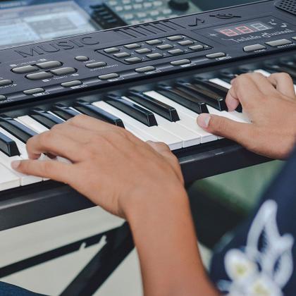 Imagem de Teclado Musical Queens 61 teclas Semi Profissional Max Evolux Versátil Diversos Ritmos Painel Digital Controle de Velocidade Preto