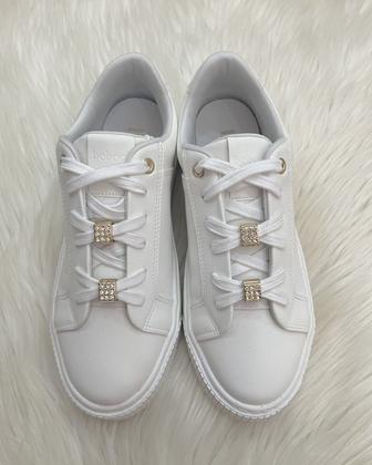 Imagem de Tênis Casual Feminino Caixa Alta com Cadarço e Berloques - Bebecê - Branco