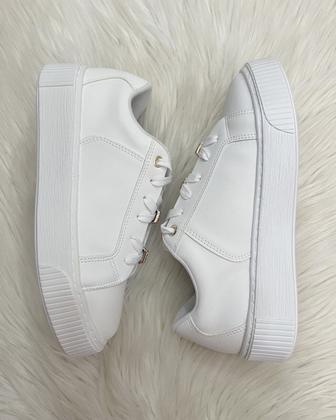 Imagem de Tênis Casual Feminino Caixa Alta com Cadarço e Berloques - Bebecê - Branco