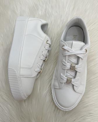 Imagem de Tênis Casual Feminino Caixa Alta com Cadarço e Berloques - Bebecê - Branco