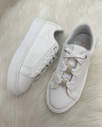 Imagem de Tênis Casual Feminino Caixa Alta com Cadarço e Berloques - Bebecê - Branco