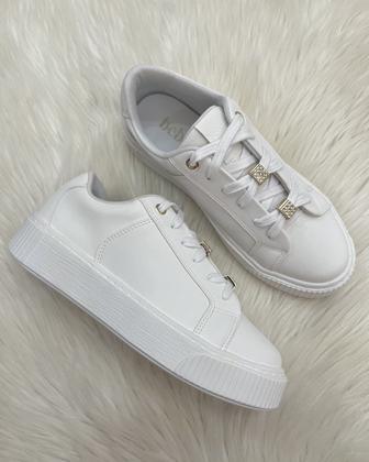 Imagem de Tênis Casual Feminino Caixa Alta com Cadarço e Berloques - Bebecê - Branco