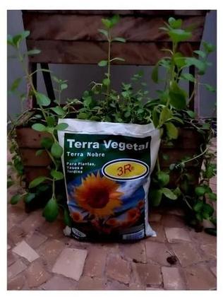 Imagem de Terra Vegetal Adubada 2 Kg Composto Orgânico 3r
