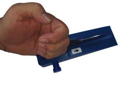 Imagem de Tesoura Adaptada Escolar Mola com Suporte Para Deficientes