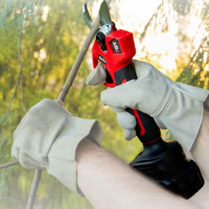 Imagem de Tesoura Elétrica de Poda Portátil Brushless 25mm de Corte Bivolt 110v 220v Maleta Toyama