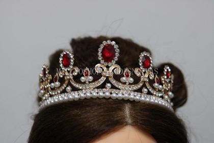 Imagem de Tiara Para Noivas E Debutante. Strass Vermelho E Transparente Prata, Metal Dourado. Porta Coque, Arranjo, Coroa. Cód: T5