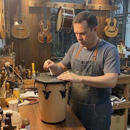 Imagem de Timba 35x10 Zaidans  Madeira Verniz Natural, Pele Napa Preta, Som encorpado para Samba e Pagode, Leve e Portátil, Uso com mãos ou vassourinha