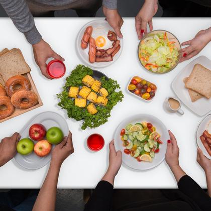 Imagem de Toalha de mesa Ragnhild White Plastic, pacote com 16, 137 x 274 cm