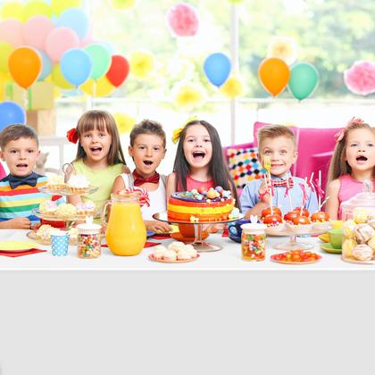 Imagem de Toalha de mesa Ragnhild White Plastic, pacote com 16, 137 x 274 cm