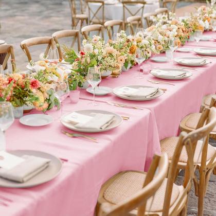 Imagem de Toalha de mesa sancua rosa poliéster 152x259cm para mesa de 6 pés, pacote com 2