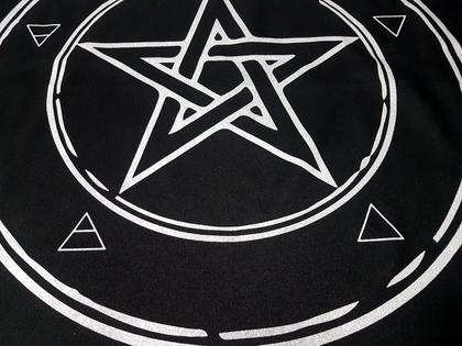 Imagem de Toalha Pentagrama Força Wicca para Tarô Preto e Branco 70CM