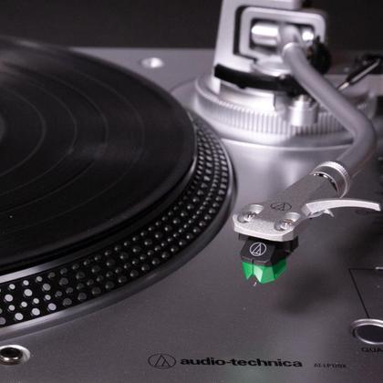 Imagem de Toca-Discos c/ Conversão de LP para Áudio Digital AT-LP120XUSB-SV Audio-Technica