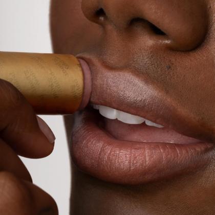 Imagem de Tonalidade labial Poppy & Pout Beverly totalmente natural com cera de abelha e vitamina E