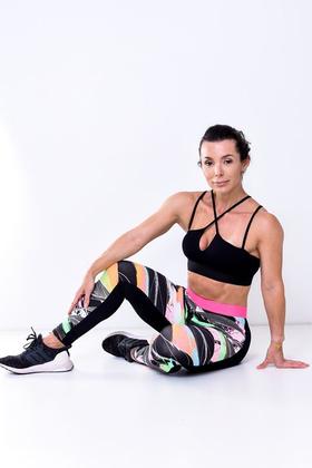 Imagem de Top com bojo fitness preto decote v