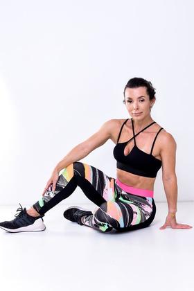 Imagem de Top com bojo fitness preto decote v