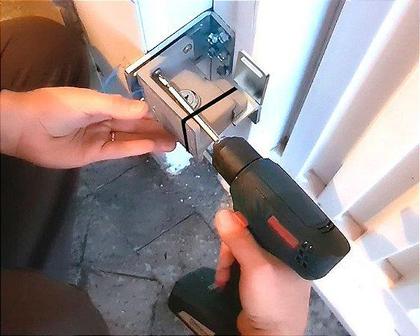 Imagem de Trava para Portão Basculante TRANK BT - Versão com elétrica no batente