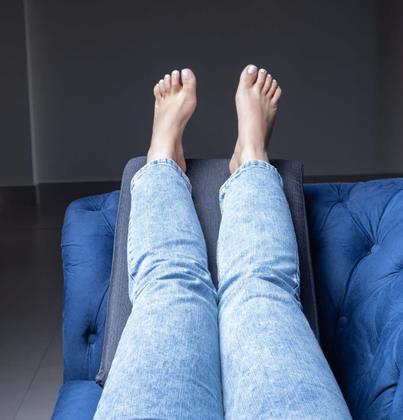 Imagem de Travesseiro Almofada Tringalular Encosto Apoio Costa Leitura Com Capa Cinza