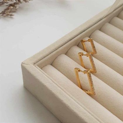 Imagem de TRIO DE ARGOLAS RETANGULARES COM CRAVAÇÃO FRONTAL BANHADO A OURO - Conjunto de Joias Elegantes