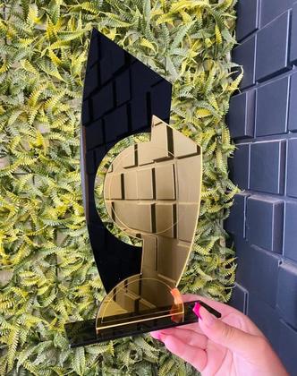 Imagem de Troféu Universal Acrílico Preto E Dourado 11x25 C/base Preta