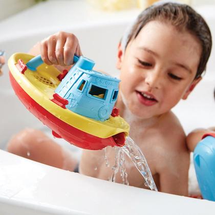 Imagem de Tugboat Green Toys, enchendo e flutuando com água azul