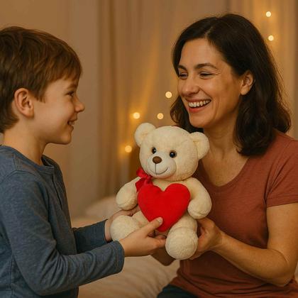 Imagem de Urso de Pelúcia com Coração Gigante  Surpreenda com Amor