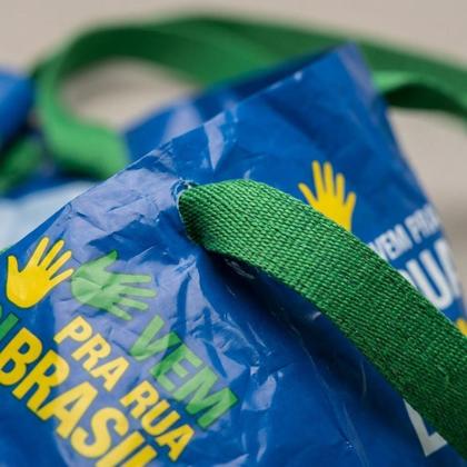 Imagem de Varal 10 Bandeirolas Vem Pra Rua Brasil 10m 14x21cm Festa