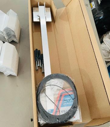 Imagem de Varal de Parede Retrátil em Aluminio Com Kit Instação Suporta até 80kg