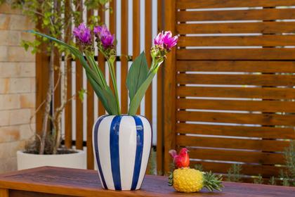 Imagem de Vaso Decorativo Listrado em Cerâmica Moldado e Pintado a Mão