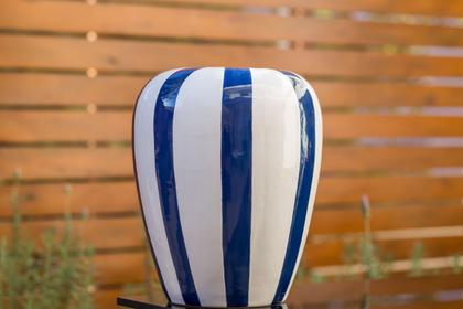 Imagem de Vaso Decorativo Listrado em Cerâmica Moldado e Pintado a Mão