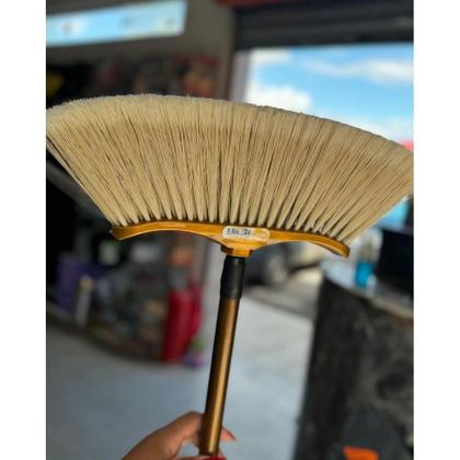Imagem de Vassoura Italiana Dourada Gold - Charme e elegância