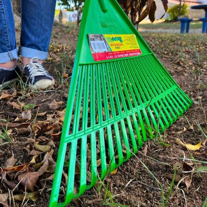 Imagem de Vassoura Trapp De Plástico 22 Dentes Ancinho Rastelo Para Jardim Com Cabo