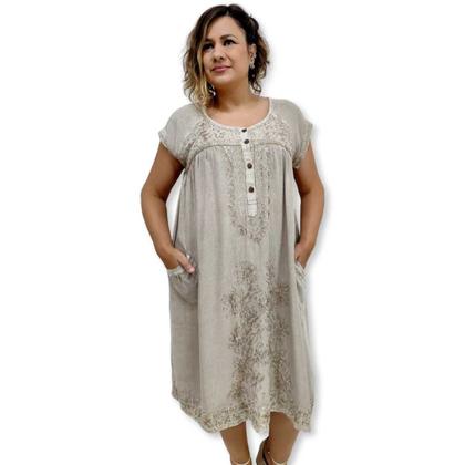 Imagem de Vestido Curto Indiano com Bolso, Botões e Bordado Plus Size