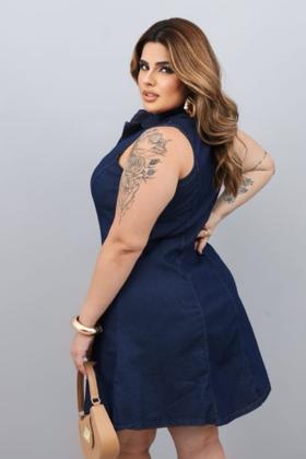 Imagem de Vestido Feminino Plus Size com Elastano Gola Tipo Polo Sem Mangas e Soltinho com Botões